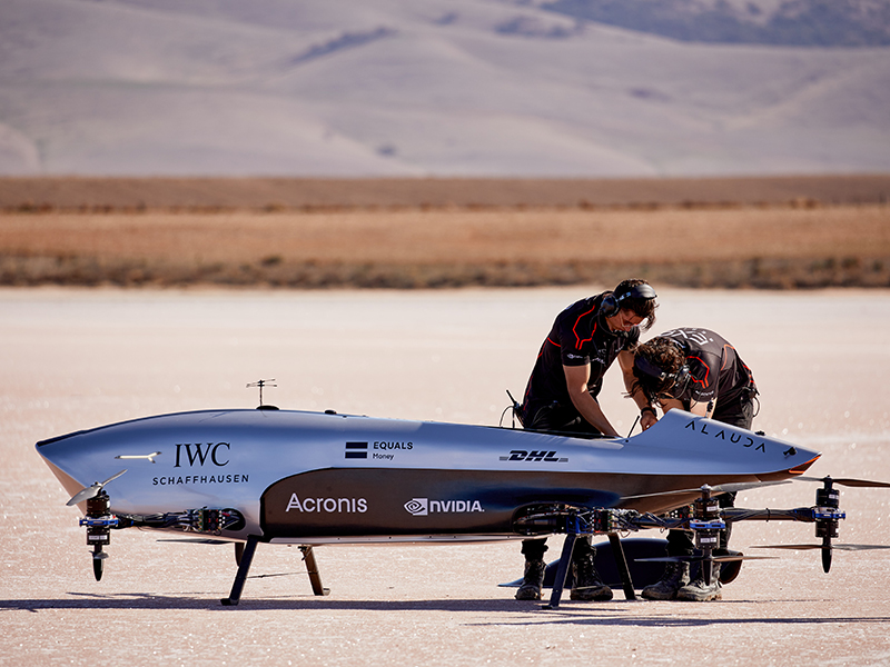 شراكة استثنائية بين "أي دبليو سي" وسلسلة سباقات AIRSPEEDER في مجال الهندسة وضبط الوقت